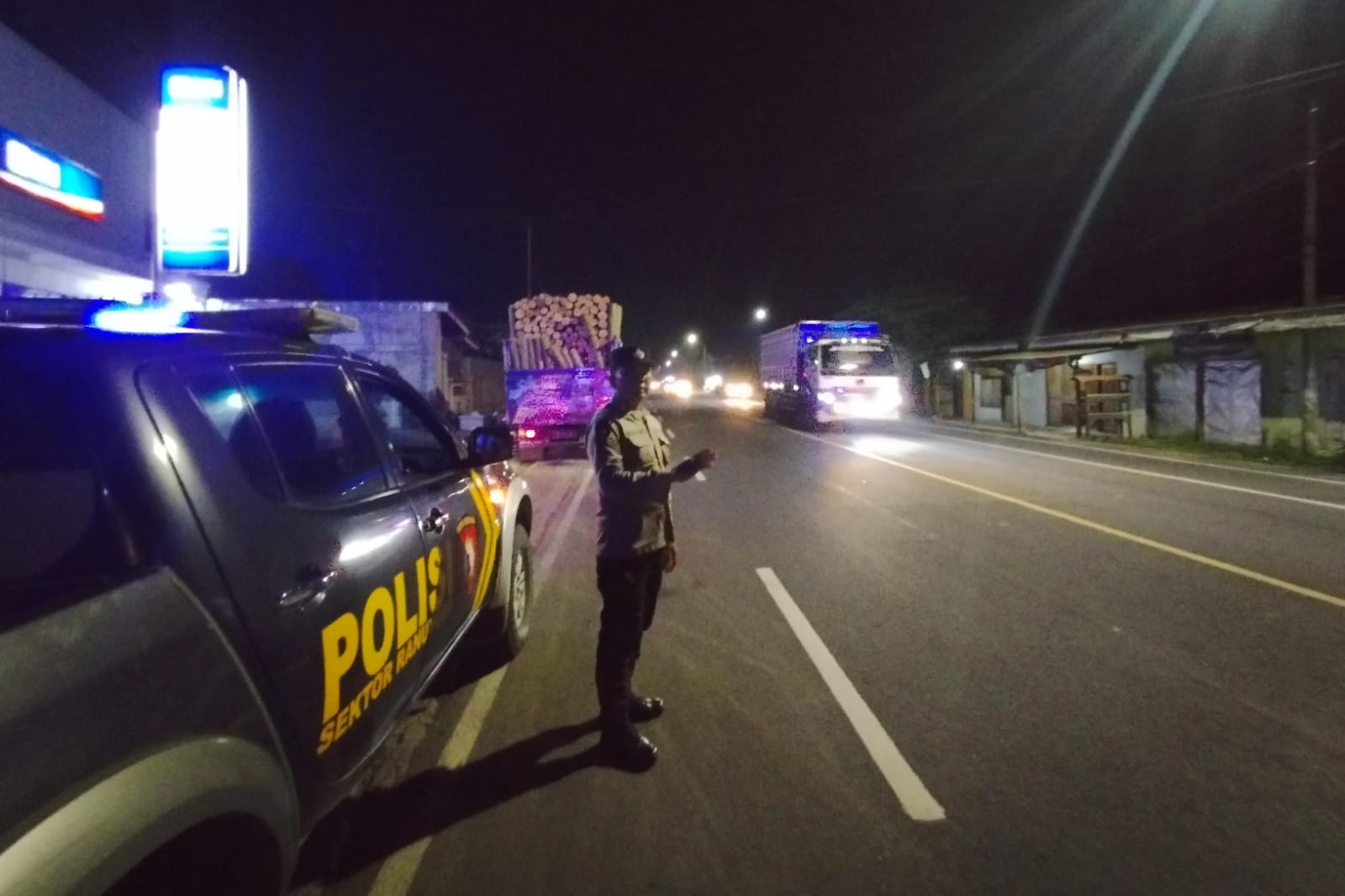 Patroli Malam Hari Polsek di Sepanjang Jalan Raya Ranuyoso Antisipasi Kejahatan Jalanan
