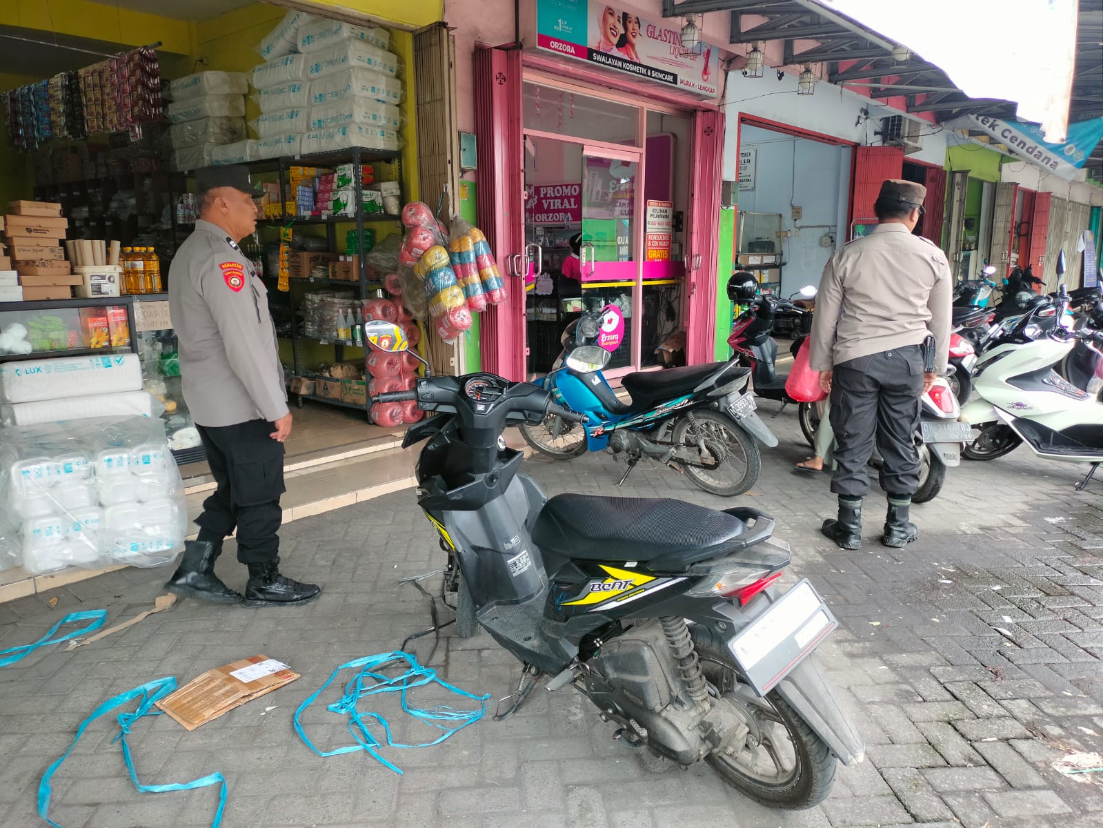 Patroli Kewilayahan Dialogis Polsek Tempeh di Pertokoan Modern Desa Tempeh Tengah, Perkuat Kehadiran Polri Cegah 3C dan Tingkatkan Rasa Aman Warga