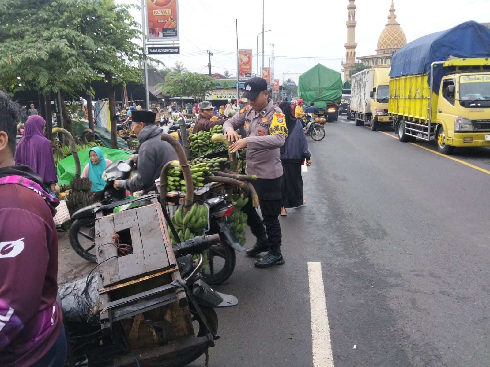 Patroli Pengaturan Arus Lalu Lintas di Pasar Gedang Wates Wetan