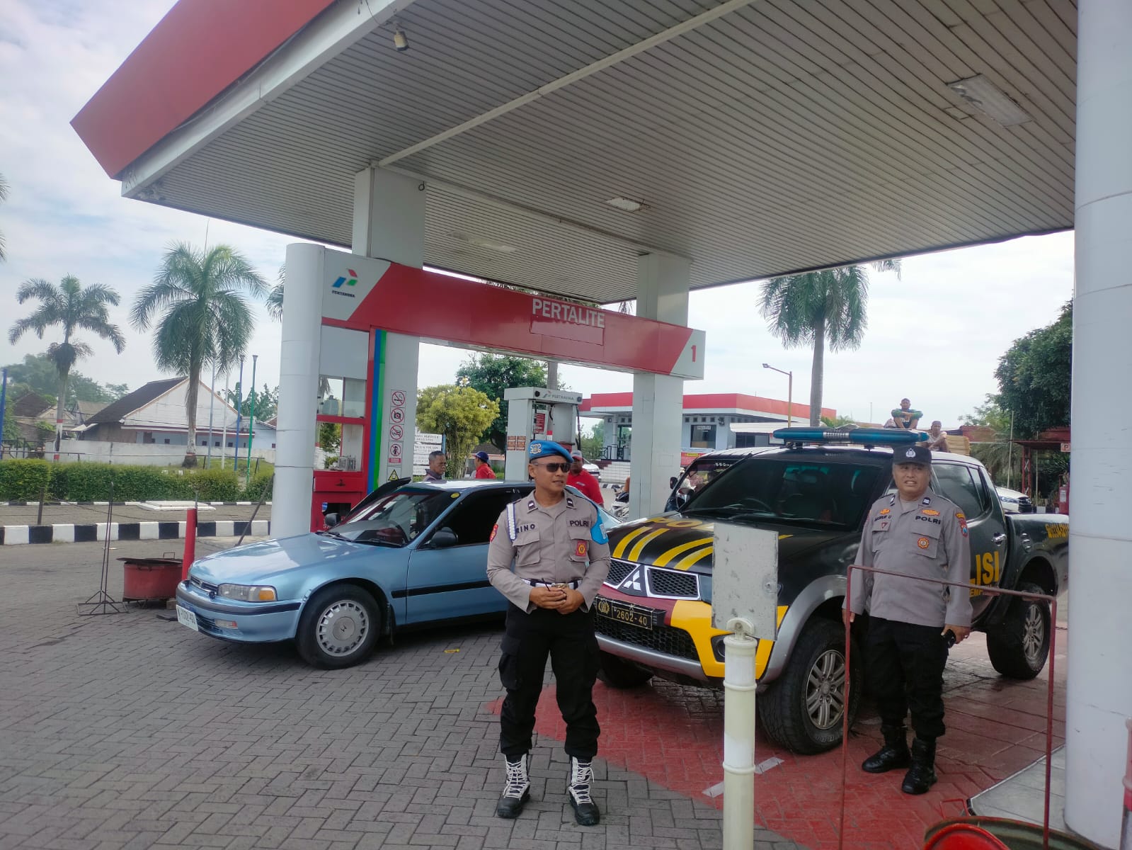 Patroli Kewilayahan Dialogis Polsek Tempeh Pastikan Ketersediaan BBM di SPBU Desa Tempeh Lor Tetap Aman dan Terpantau