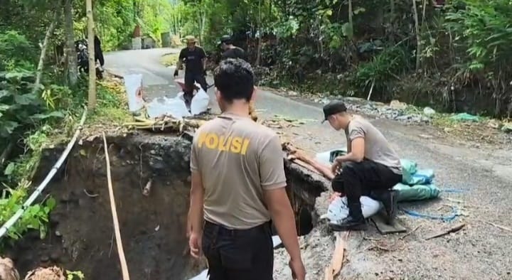 Polres Lumajang dan Warga Pasang Ratusan Bronjong di Lokasi Longsor Jalur Tempursari–Pronojiwo
