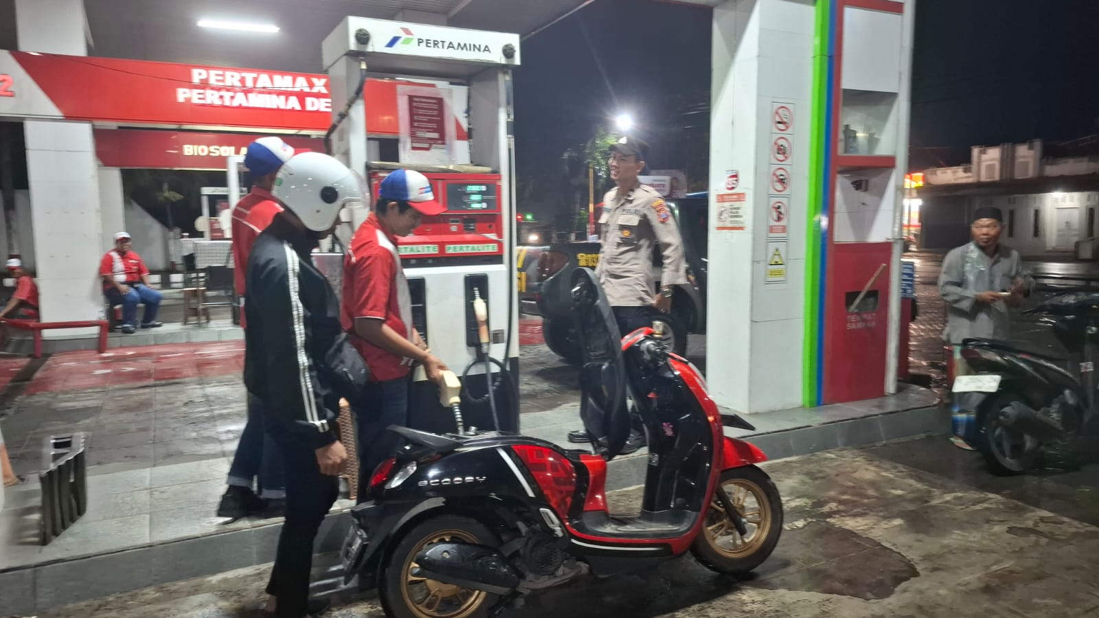 Patroli Kewilayahan Dialogis di SPBU Desa Tempeh Lor, BRIPTU GUNTUR ACHMAD FIRDAUS dan BRIPTU MUHAMMAD CAHYO ILMAN HAVI Pastikan Ketersediaan BBM Aman dan Terkendali bagi Warga Kecamatan Tempeh