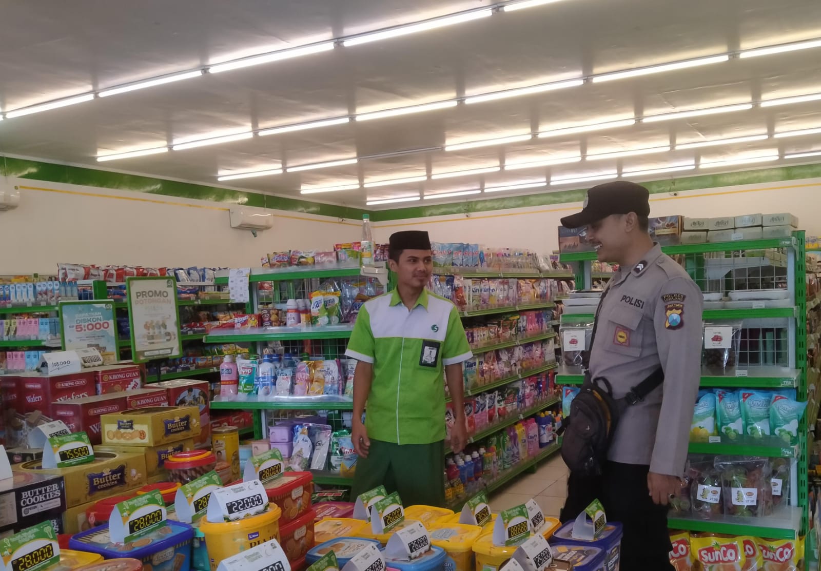Polsek Ranuyoso Cek Keamanan Pertokoan, Harga Bahan Pokok, dan Produk Kadaluwarsa