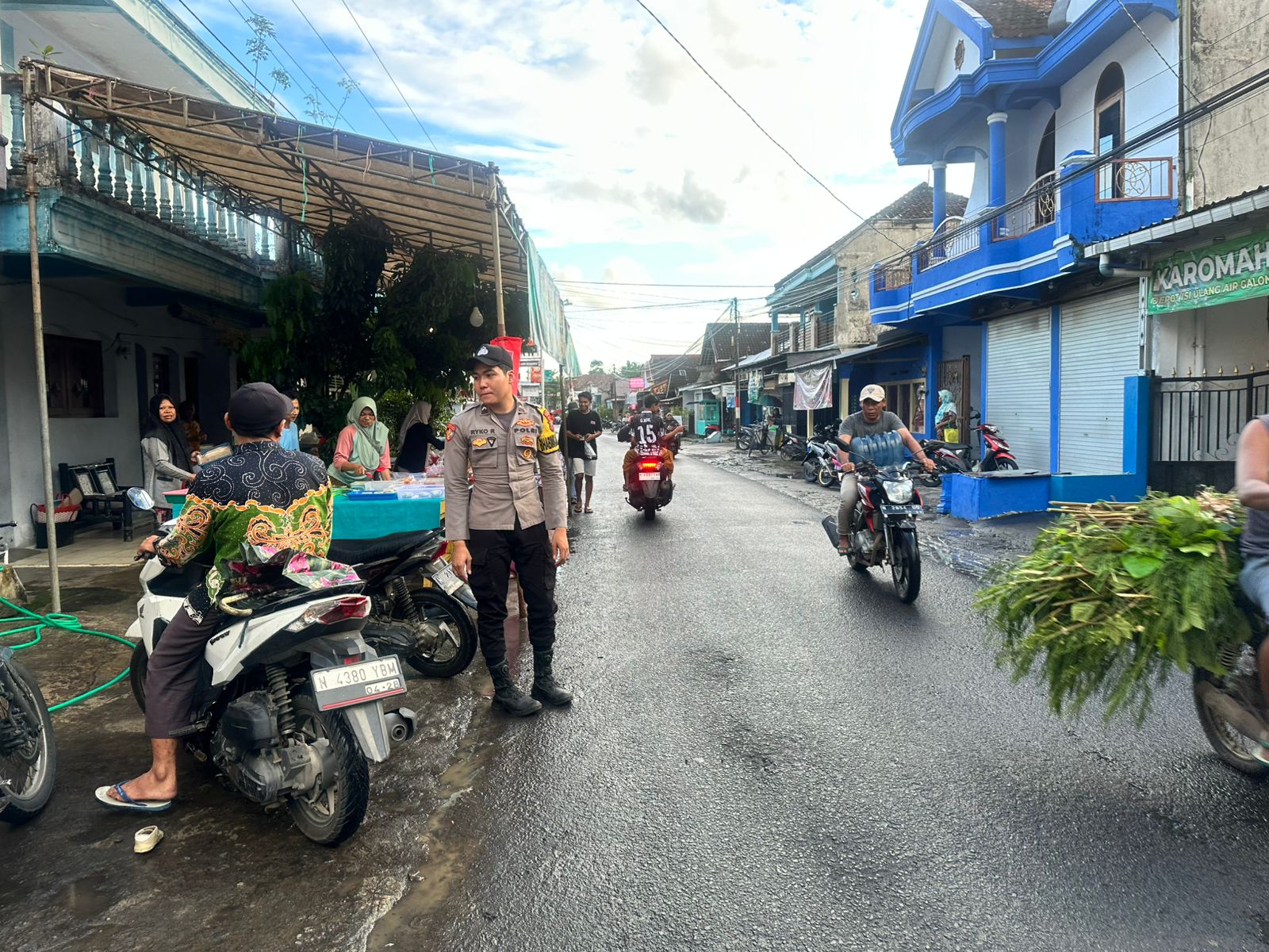 Polsek Tempursari Patroli Ngabuburit di Bazar Takjil, Antisipasi Balap Liar Jelang Berbuka