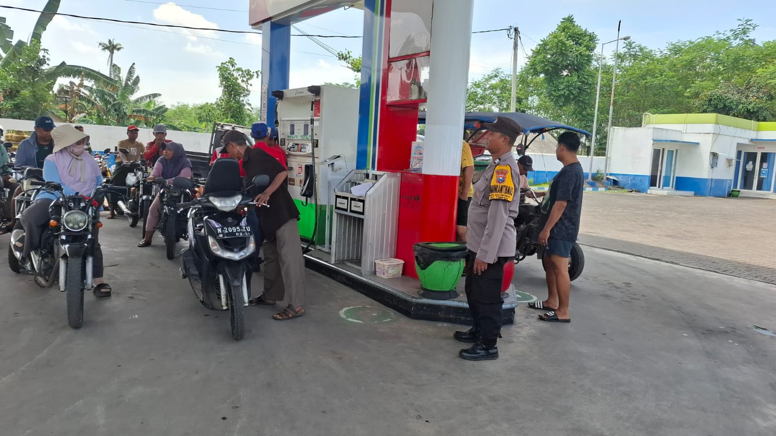 Patroli Dialogis Polsek Tempeh Pastikan Ketersediaan BBM Aman dan Pelayanan SPBU Berjalan Lancar Demi Mendukung Aktivitas Warga Kecamatan Tempeh
