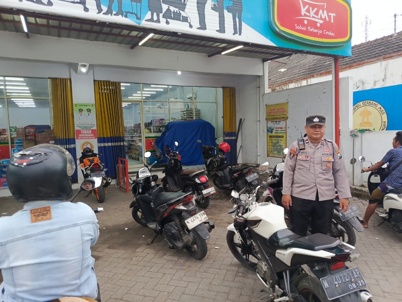 Patroli Kewilayahan Dialogis Polsek Tempeh Perkuat Keamanan Pertokoan Modern Tempeh Tengah melalui Kehadiran Humanis Personel di Ruang Publik Rawan Gangguan Kamtibmas