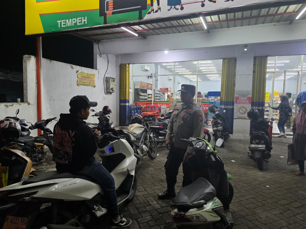 Patroli Kewilayahan Dialogis Polsek Tempeh Perkuat Keamanan Pertokoan Modern Desa Tempeh Tengah Melalui Kehadiran Personel di Waktu Rawan
