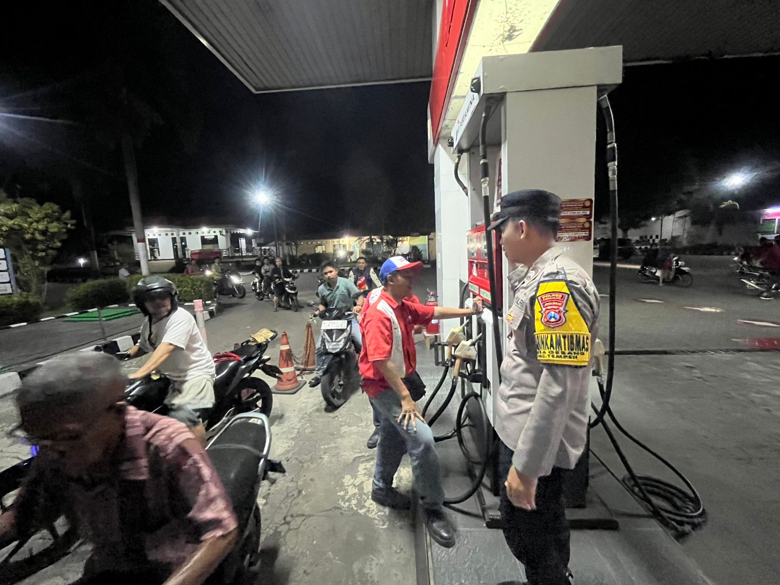 Patroli Kewilayahan Dialogis Personel Polsek Tempeh di SPBU Tempeh Lor Perkuat Pemantauan Ketersediaan BBM