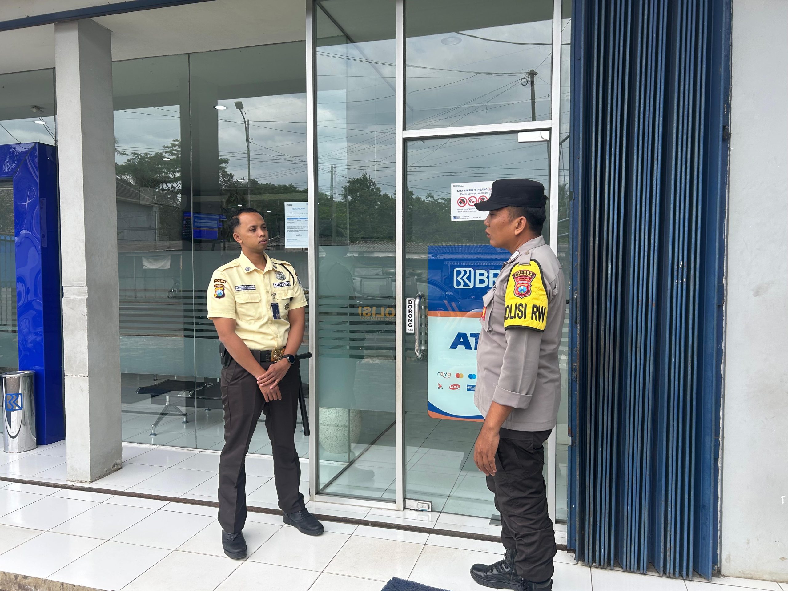 Patroli Rutin Polsek Ranuyoso di Kawasan Perbankan untuk Cegah Kriminalitas