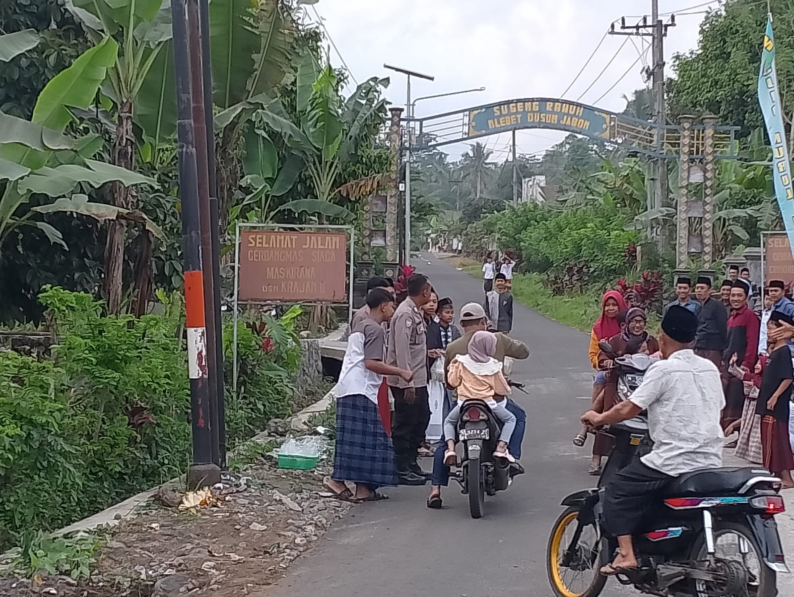 Sinergi Polri dan Masyarakat, Polsek Pasrujambe Amankan Aksi Bagi-Bagi Takjil di Depan Masjid Nurul Huda