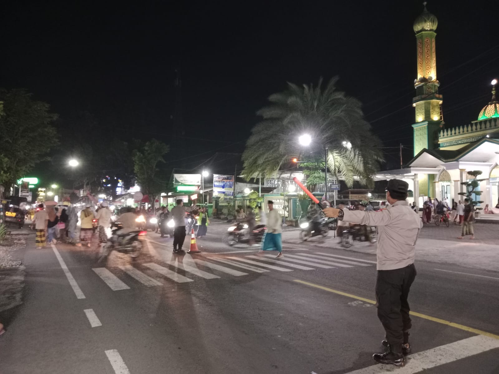 Patroli Kewilayahan Dialogis di Masjid Jami' Darussalam Desa Tempeh Tengah, Kehadiran Personel Polsek Tempeh Berikan Rasa Aman bagi Jamaah Sholat Isya’ dan Tarawih
