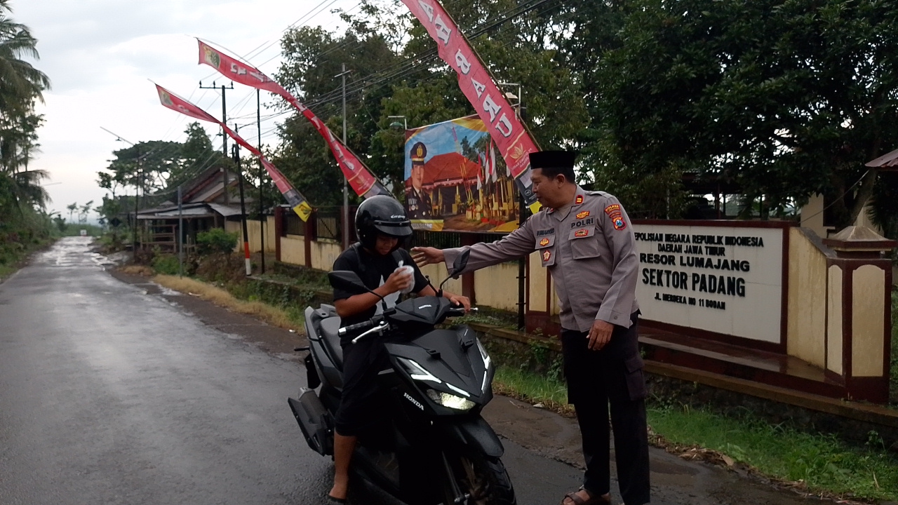 Polsek Padang Polres Lumajang Bagikan Takjil Gratis di Depan Mapolsek Padang