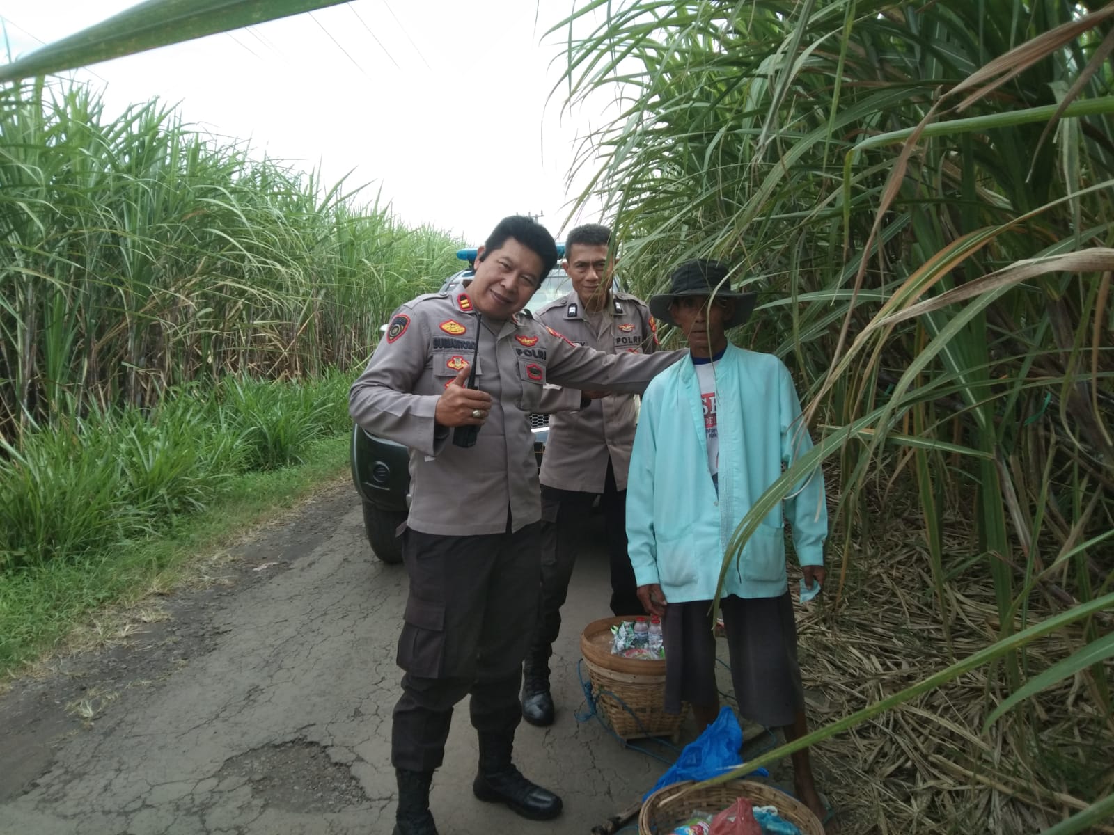 Kapolsek Padang Membantu Melariskan Pedagang Asongan