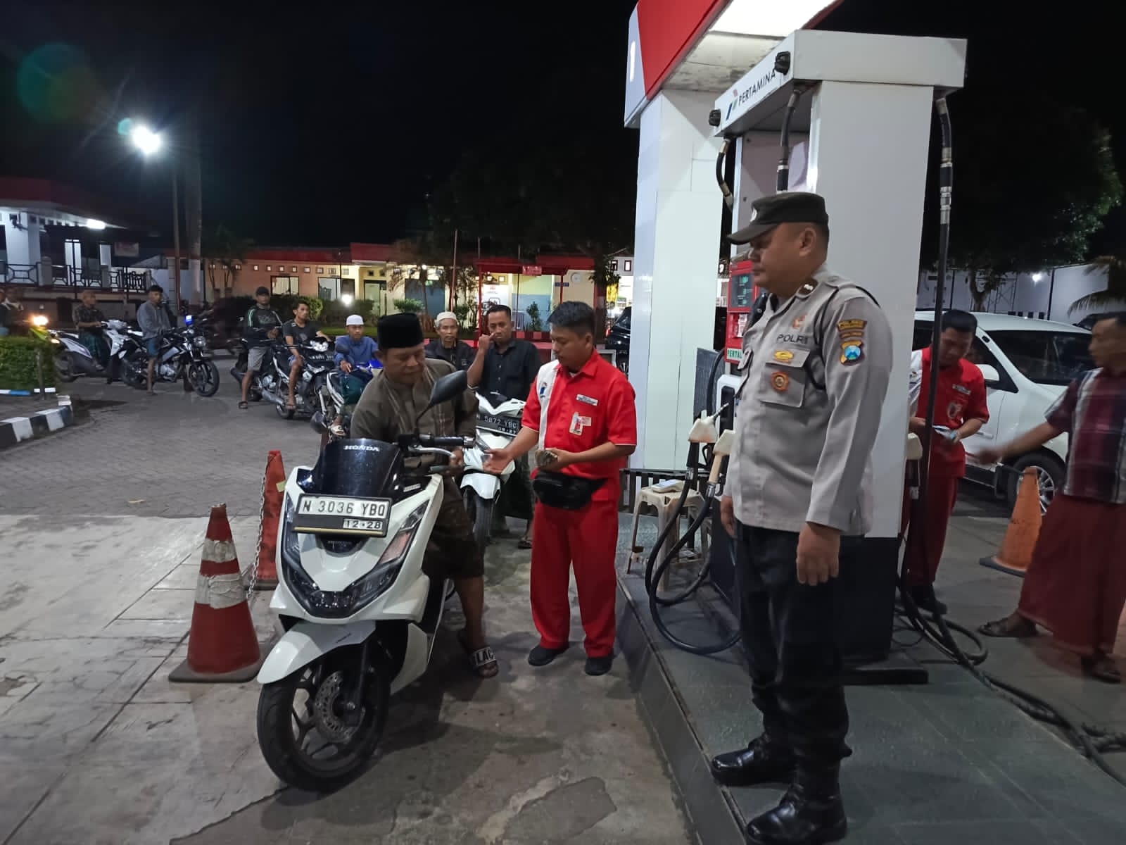 Patroli Kewilayahan Dialogis Anggota Polsek Tempeh di SPBU Desa Tempeh Lor Pantau Ketersediaan Stok BBM bagi Masyarakat Kecamatan Tempeh