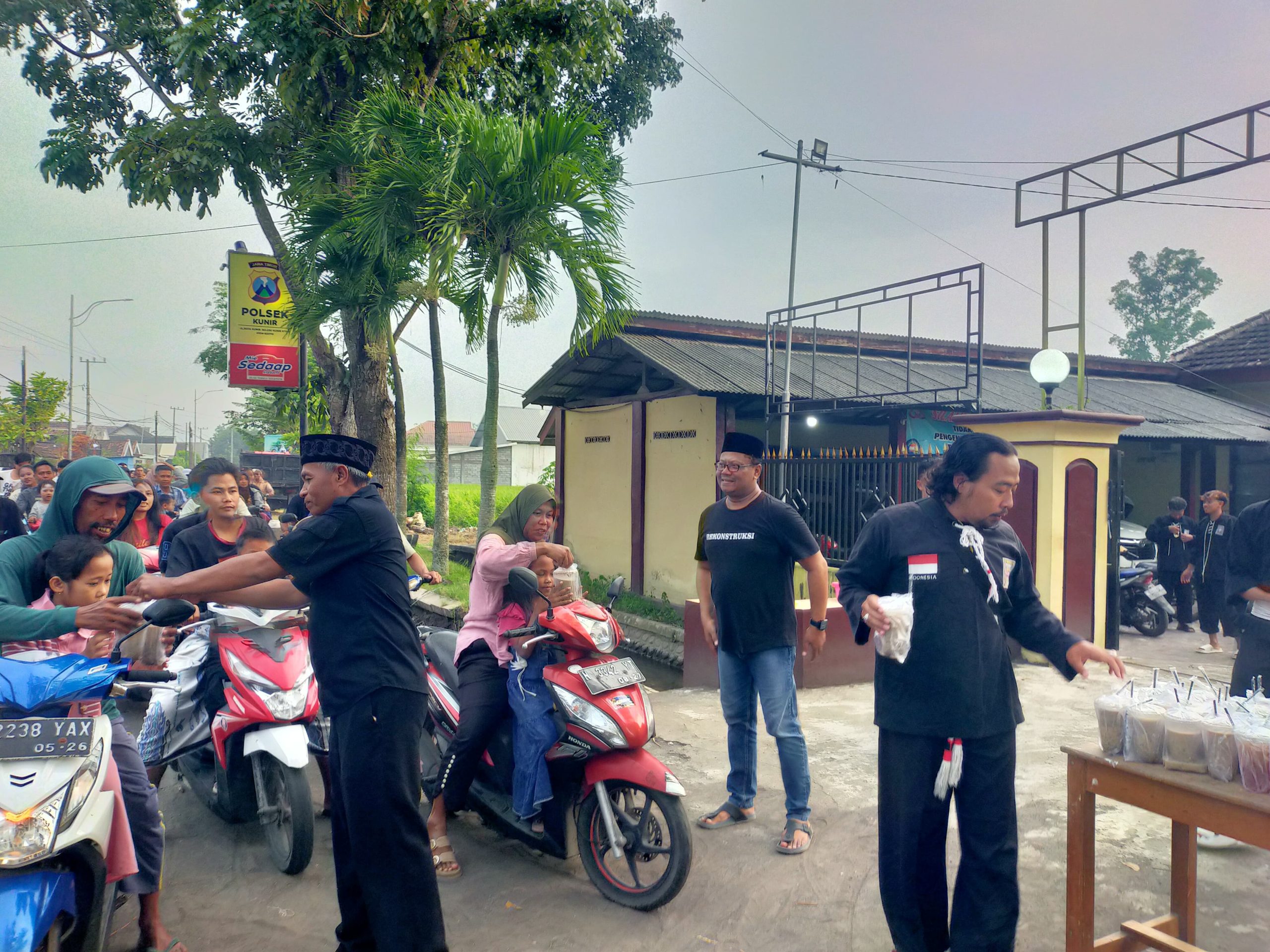 Polsek Kunir dan PSHT Ranting Kunir Berbagi Ratusan Takjil kepada Pengguna Jalan