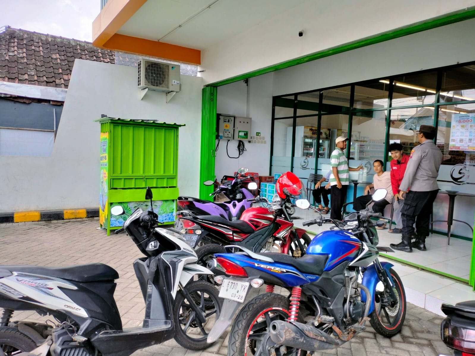 Patroli Kewilayahan Dialogis Polsek Tempeh di Pertokoan Modern Desa Pulo, Perkuat Kehadiran Polri untuk Antisipasi 3C serta Tingkatkan Rasa Aman Warga dalam Menjalankan Aktivitas di Area Publik