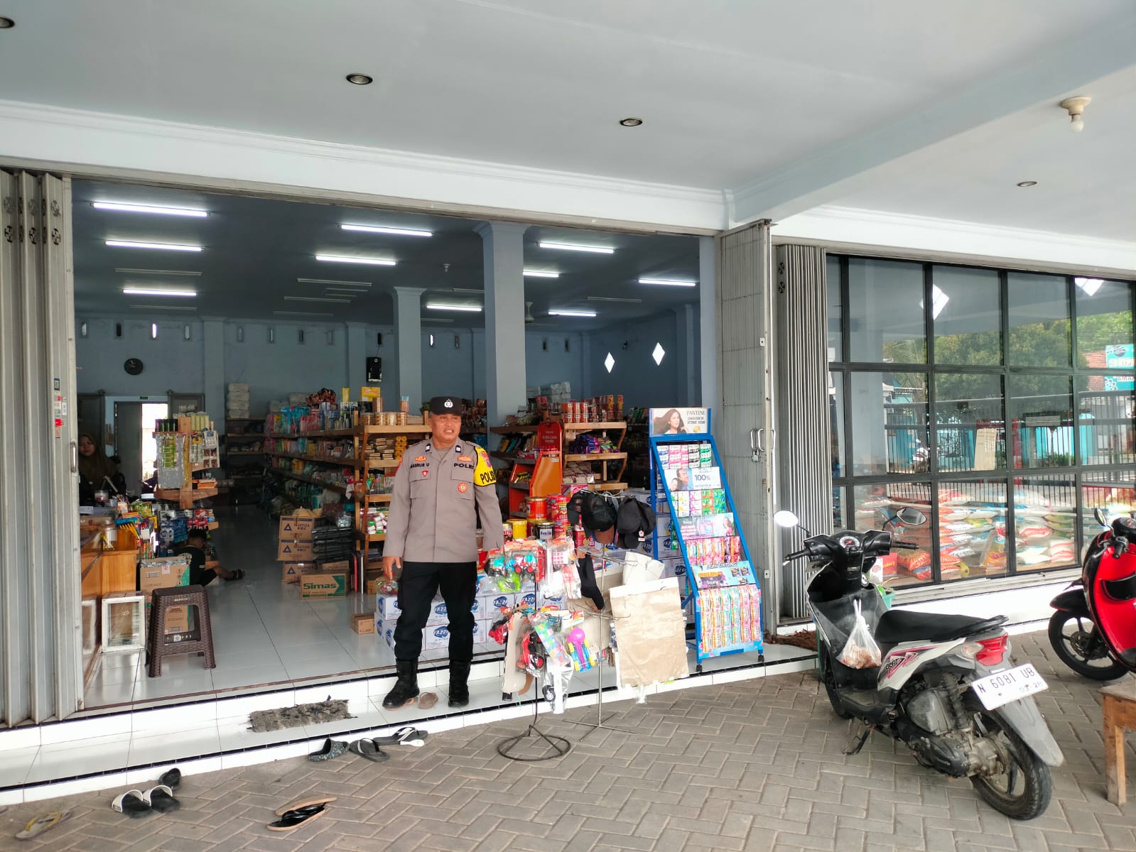 Patroli Kewilayahan Dialogis di Pertokoan Modern Desa Pandanarum, Upaya Preventif Personel Polsek Tempeh Dalam Menekan Potensi Kejahatan 3C di Ruang Publik
