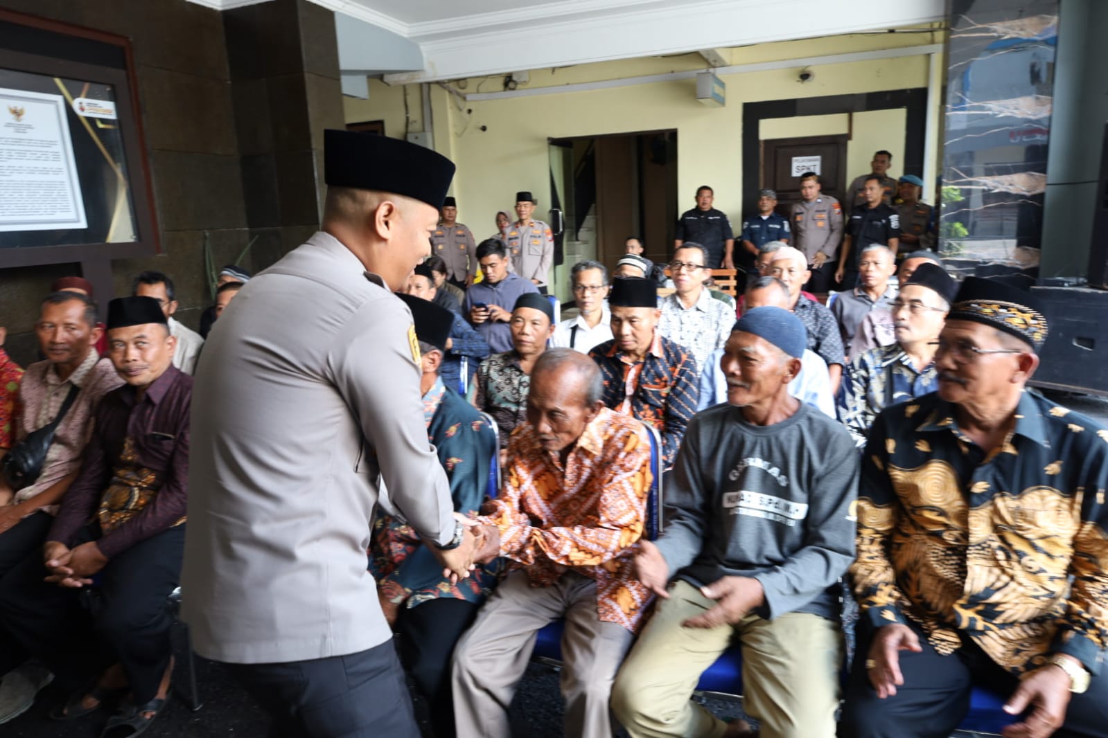 Ramadhan Berbagi : Polres Tulungagung Salurkan Bantuan Sembako Untuk Penggali Kubur dan Bilal Jenazah