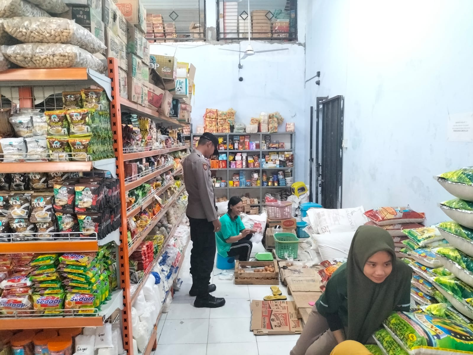 Pastikan Aman Dikonsumsi, Bhabinkamtibmas Polsek Padang Pantau Masa Kadaluwarsa Produk Makanan Dan Minuman di Pasaran