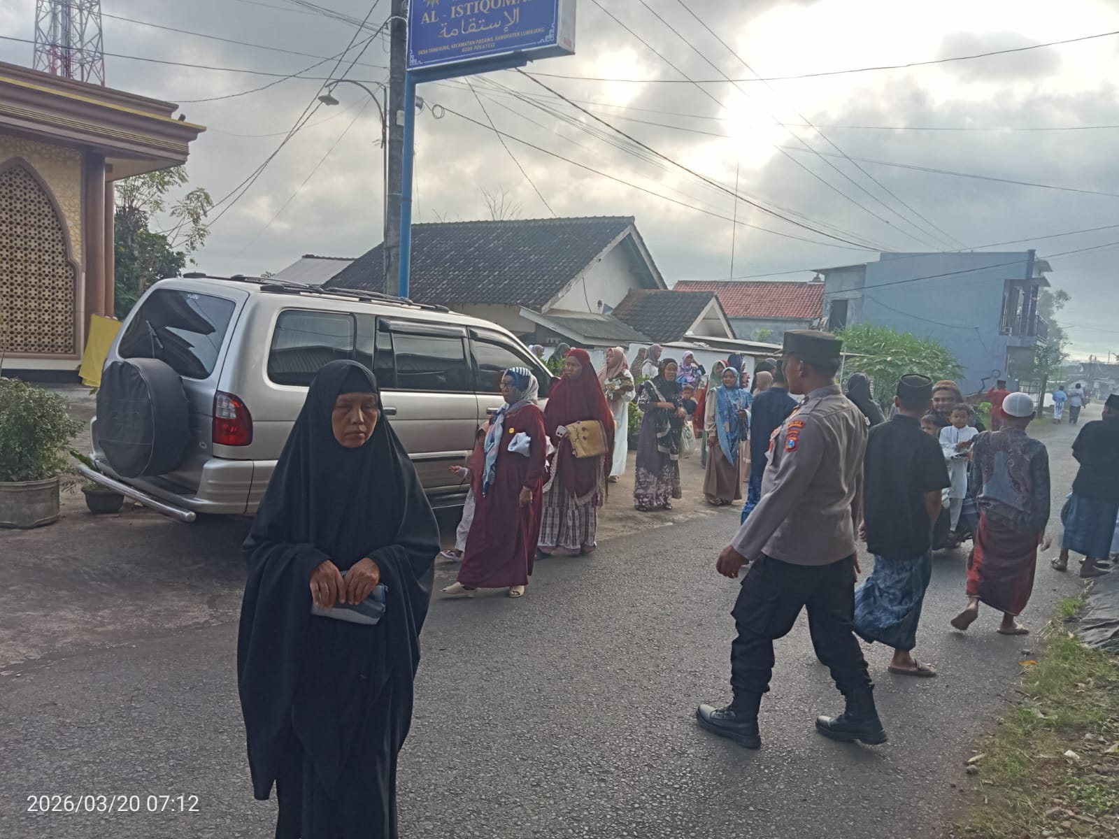 Beri Rasa Aman Pada Jamaah, Personel Polsek Padang Lakukan Pam Sholat Idul Fitri