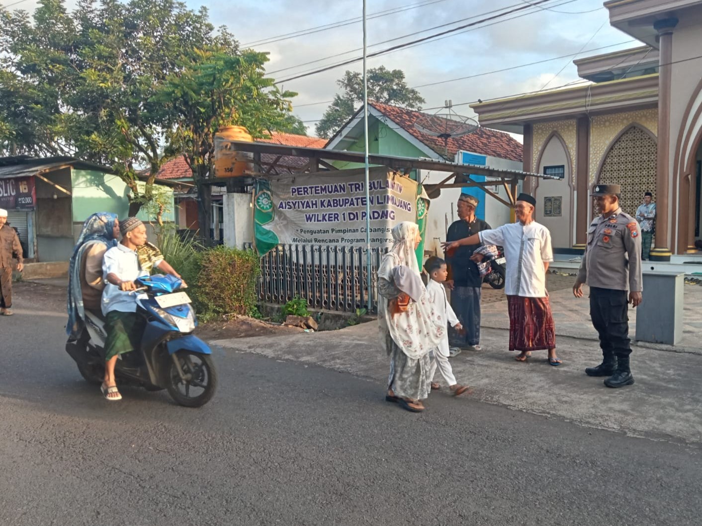 Beri Rasa Aman Pada Jamaah, Personel Polsek Padang Lakukan Pam Sholat Idul Fitri