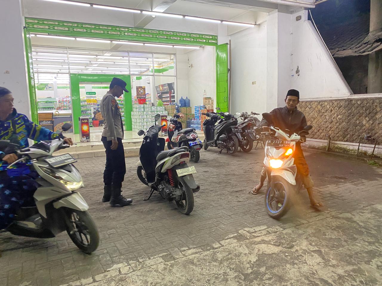Patroli Kewilayahan Dialogis Polsek Tempeh di Pertokoan Modern Desa Tempeh Tengah Perkuat Kehadiran Polri dalam Antisipasi 3C dan Tingkatkan Rasa Aman Warga