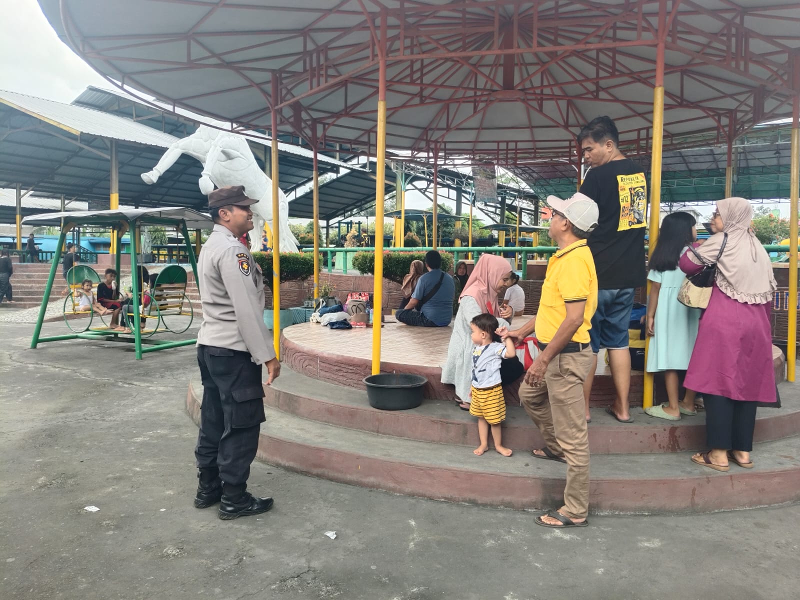 Patroli Kewilayahan Dialogis di Wisata Pemandian Joyokarto, Upaya Preventif Polsek Tempeh Jaga Keamanan Selama Libur Idul Fitri 1447 H