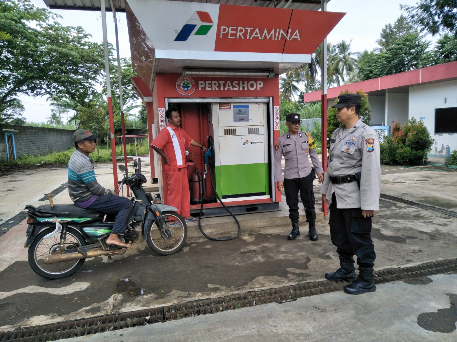 Gelar Patroli Dialogis, Ini Pesan yang Disampaikan Anggota Polsek Padang Kepada Karyawan SPBU