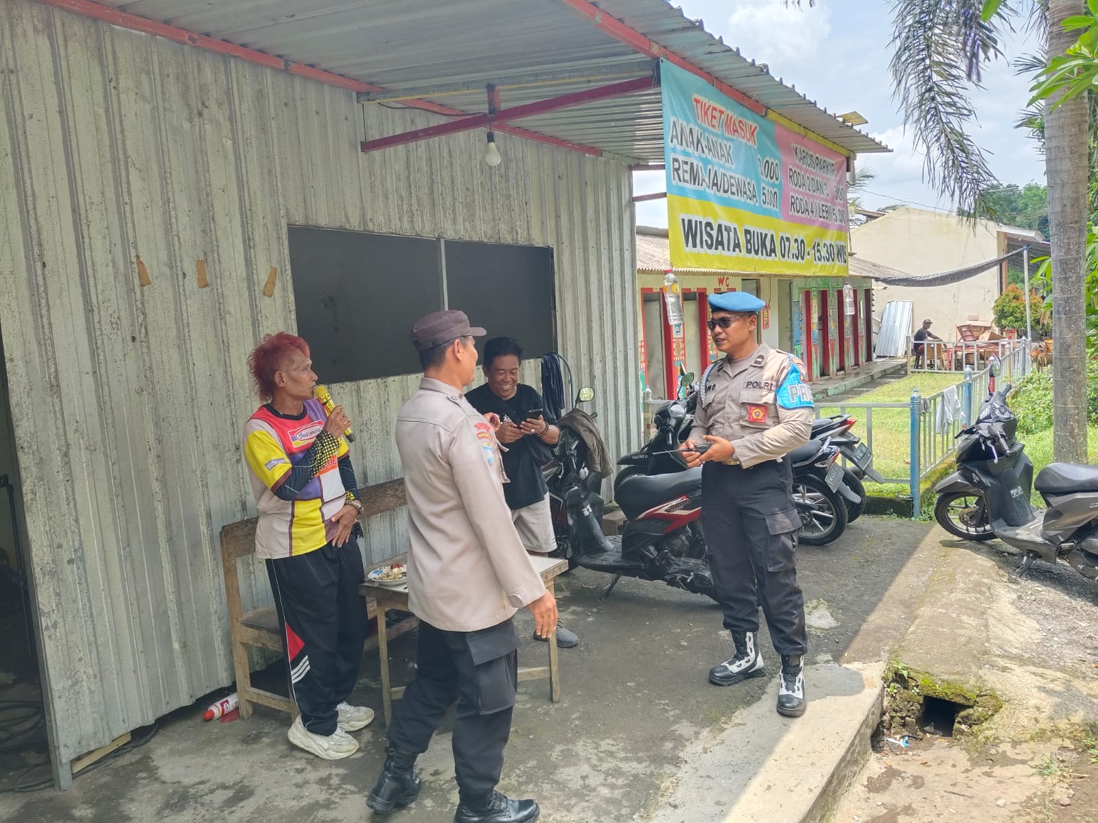 Patroli Kewilayahan Dialogis di Wisata Pemandian Sumber Takir Jokarto, Upaya Preventif Anggota Polsek Tempeh Ciptakan Rasa Aman dan Tekan Potensi Gangguan Kamtibmas
