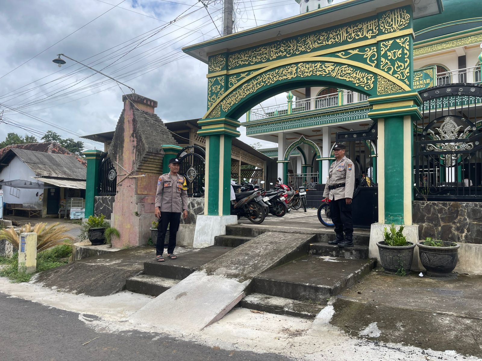 Ciptakan Rasa Aman Polsek Padang Laksanakan Pengamanan Sholat Jum’at