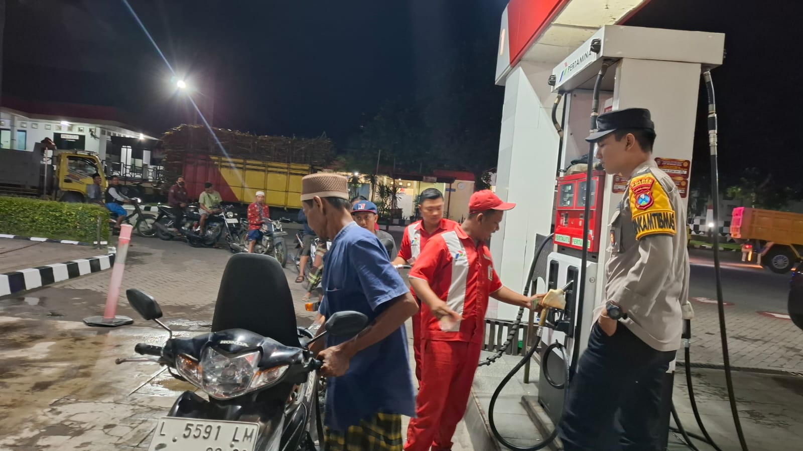 Patroli Kewilayahan Dialogis Polsek Tempeh di SPBU Desa Tempeh Lor Pastikan Ketersediaan BBM Tetap Aman dan Terpantau Demi Mendukung Aktivitas Masyarakat Kecamatan Tempeh