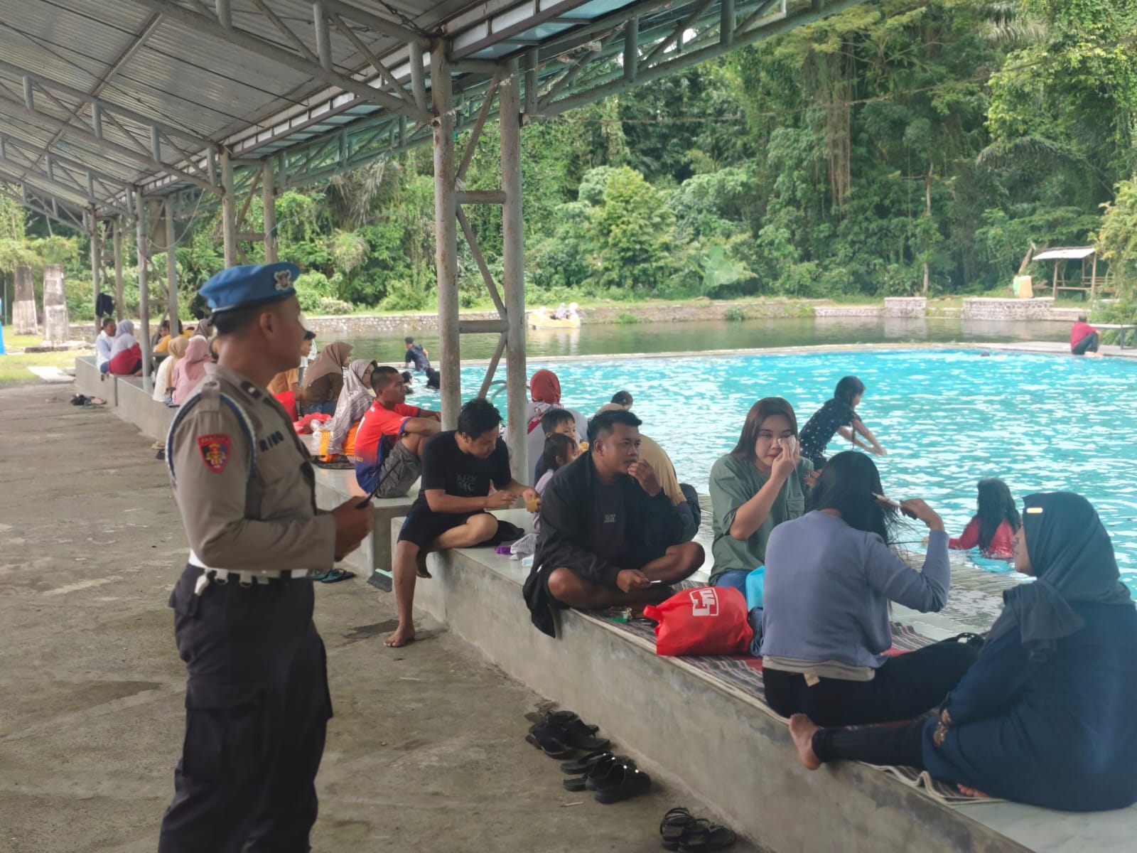 Patroli Kewilayahan Dialogis di Pemandian Alam Sumber Takir, Upaya Humanis Polsek Tempeh Antisipasi 3C dan Jaga Rasa Aman Wisatawan Bersama Keluarga