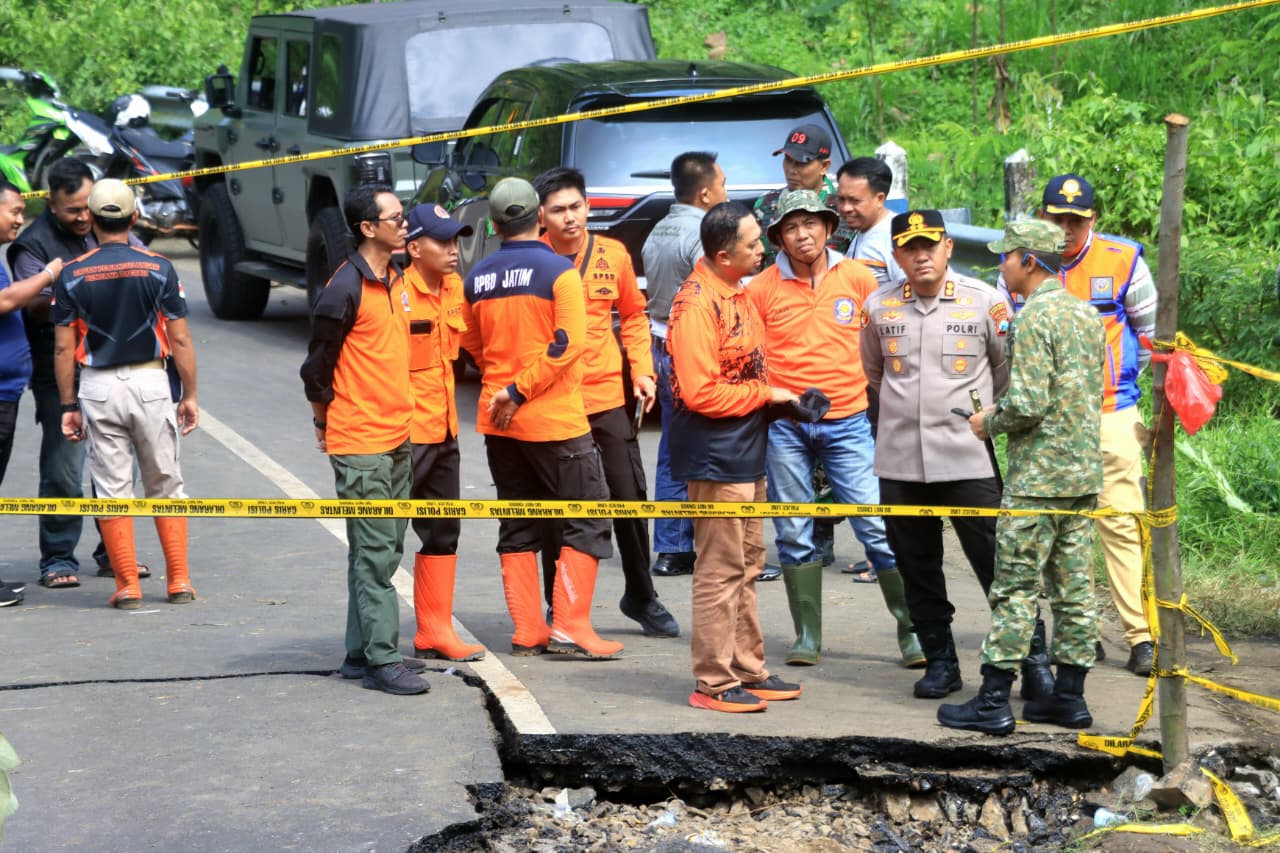 Polres Probolinggo Beri Bantuan Pipa Air Bersih Pascalongsor di Lumbang