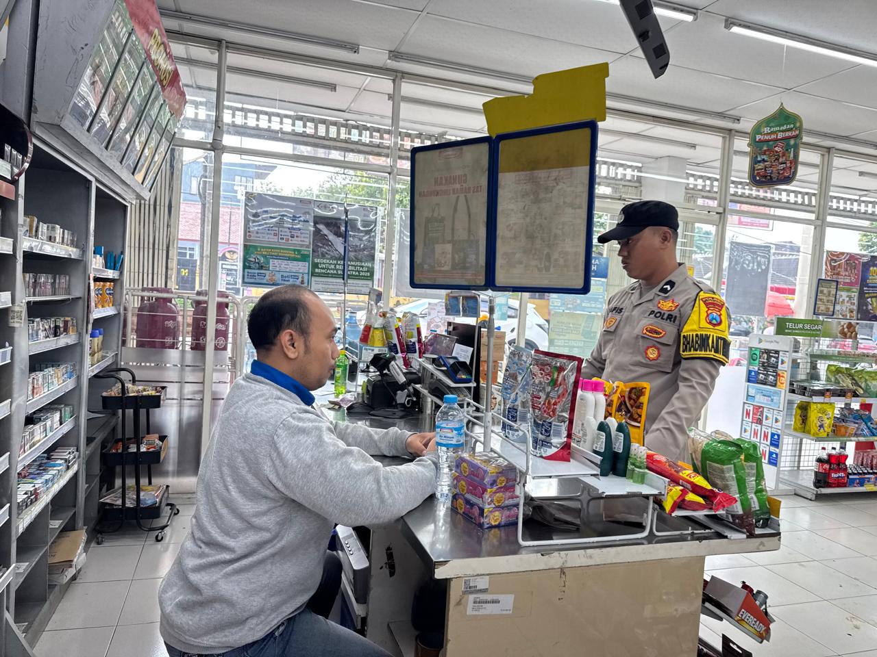 Polsek Ranuyoso Cek Keamanan Pertokoan, Harga Bahan Pokok, dan Produk Kadaluwarsa