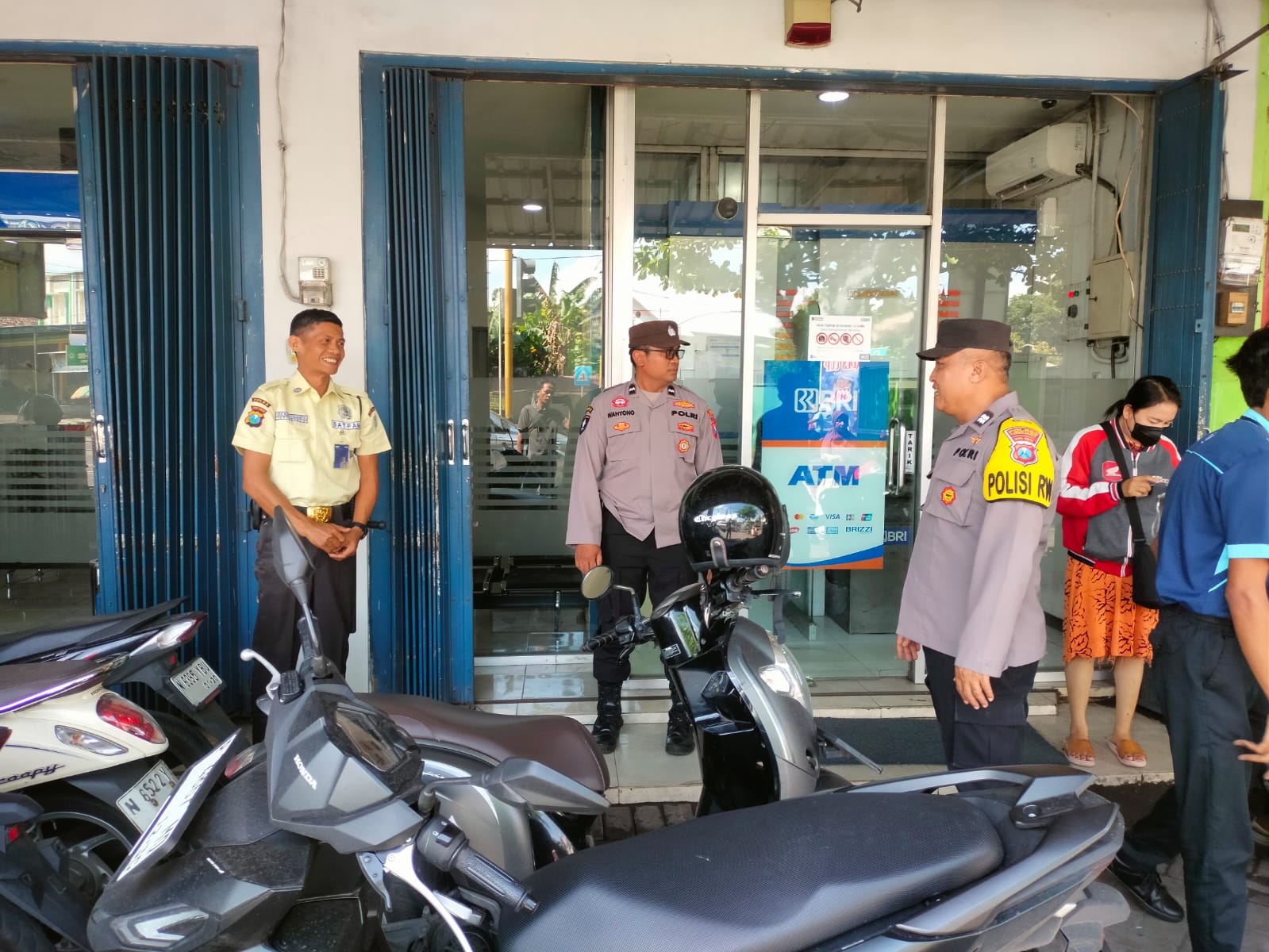 Patroli Kewilayahan oleh Personel Polsek Tempeh di Area Perbankan BRI Unit Tempeh Tengah Perkuat Kehadiran Polri untuk Antisipasi Kejahatan 3C dan Tingkatkan Rasa Aman Masyarakat
