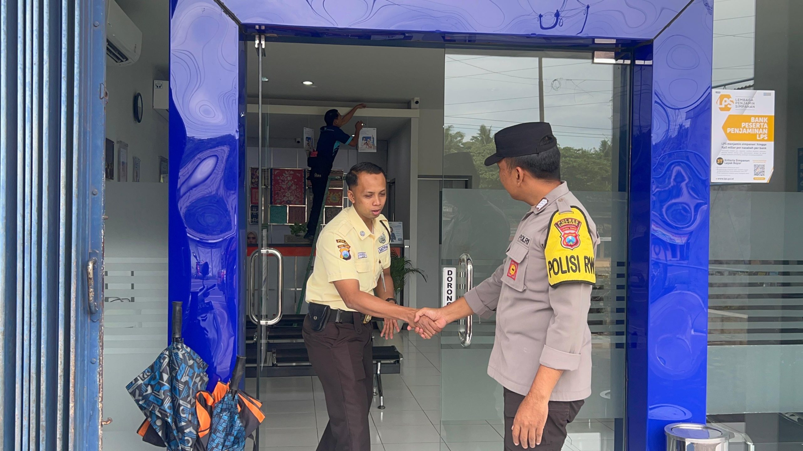 Patroli Pantau Kawasan Perbankan dan ATM Cegah Kriminalitas oleh Polsek Ranuyoso