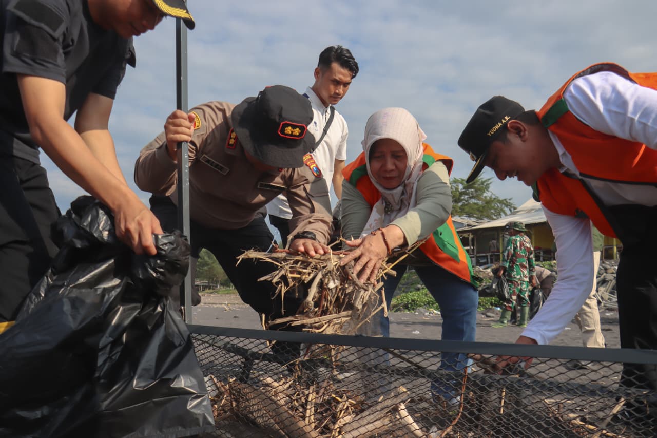 Polres Lumajang Bersama Pemda Gelar Aksi Bersihkan Pantai Bambang