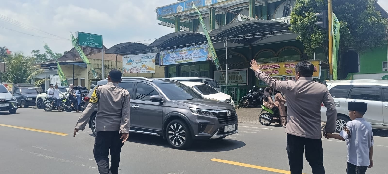 Polsek Ranuyoso Melaksanakan Pengamanan dan Turlalin di Masjid Al Huda Ranuyoso