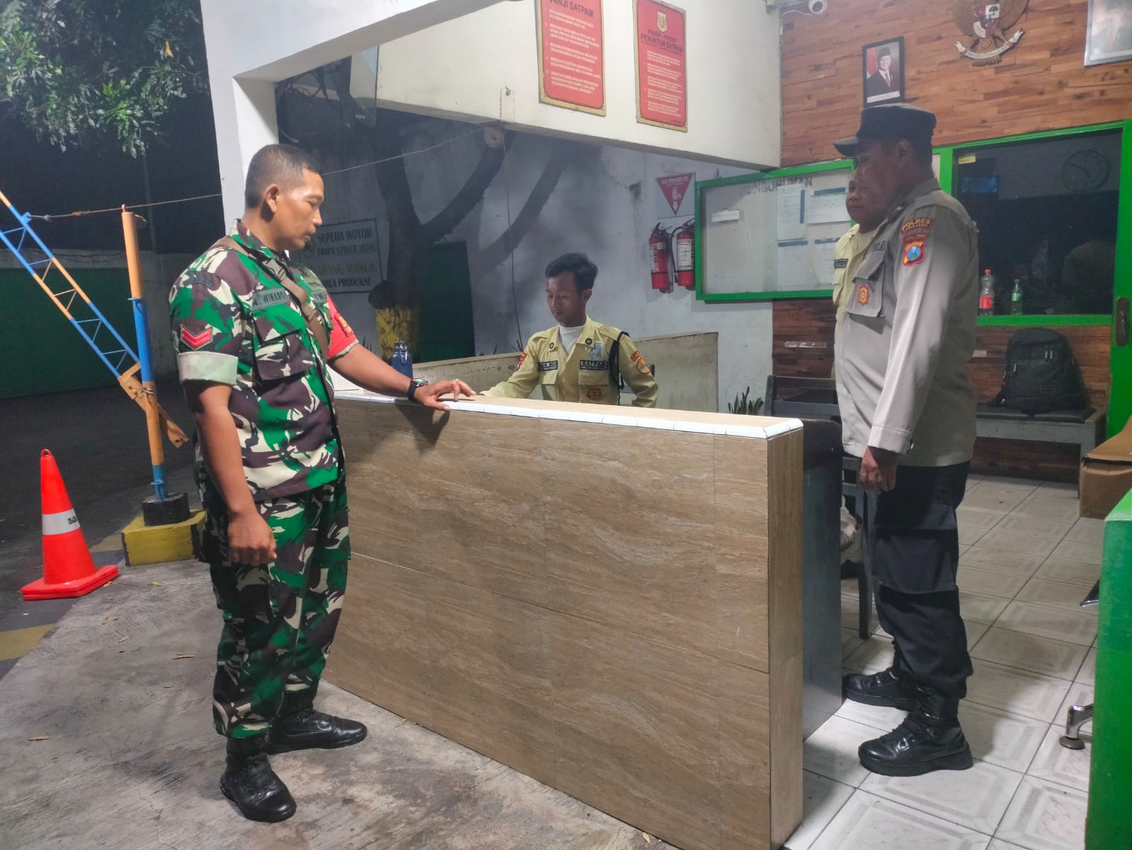Patroli Kewilayahan pada Area Pabrik PT. Mustikatama Group Besuk, Upaya Nyata Polsek Tempeh Dalam Mengantisipasi Gangguan Kamtibmas 3C dan Meningkatkan Rasa Aman Masyarakat di Lingkungan Aktivitas Industri