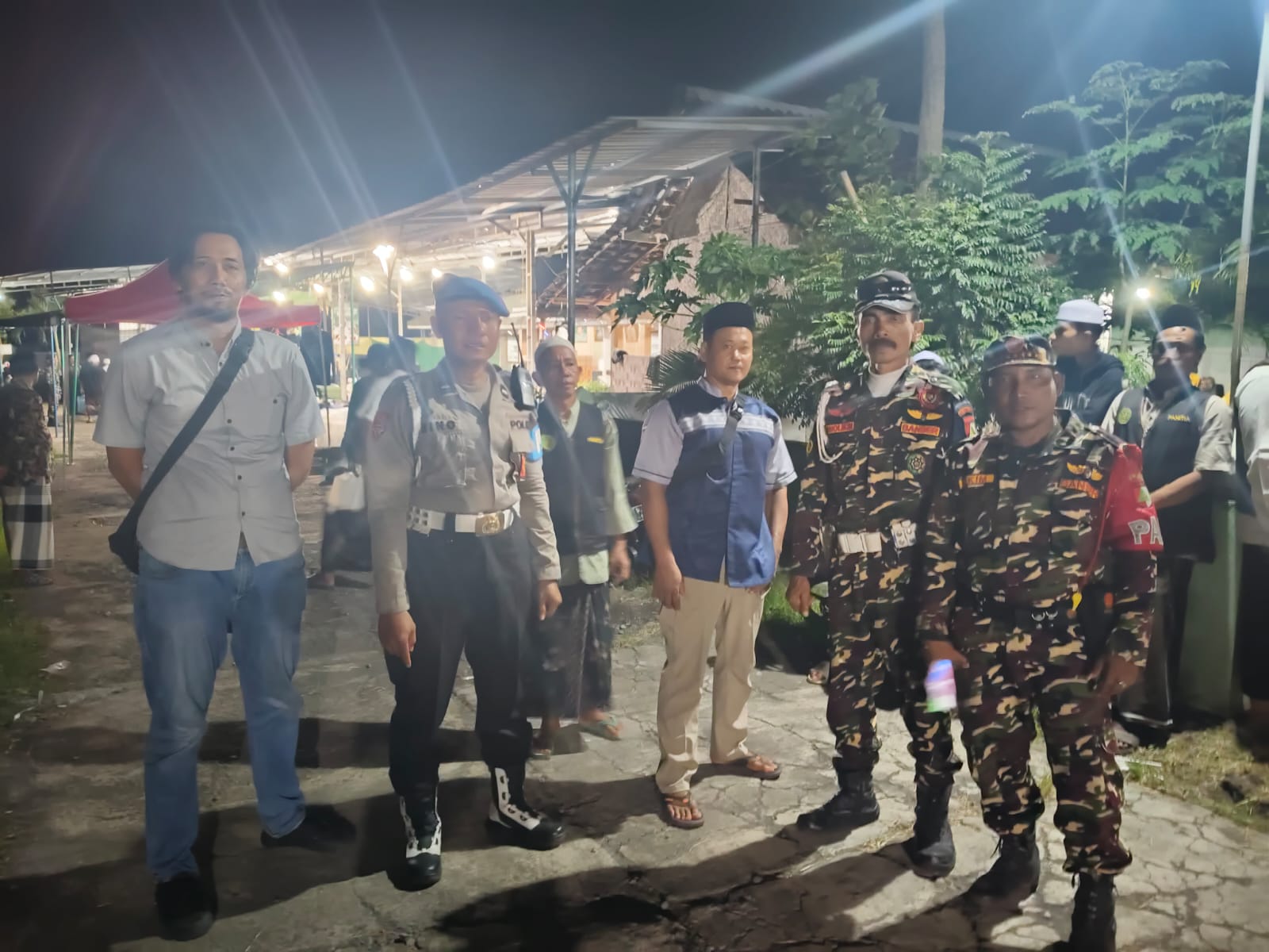 Pengamanan Humanis dan Terpadu Kapolsek Tempeh pada Haul Ke-50 Habib SHOLEH bin MUHSIN AL-HAMID di Tempeh Tengah untuk Menjaga Kamtibmas dan Kekhusyukan Jamaah