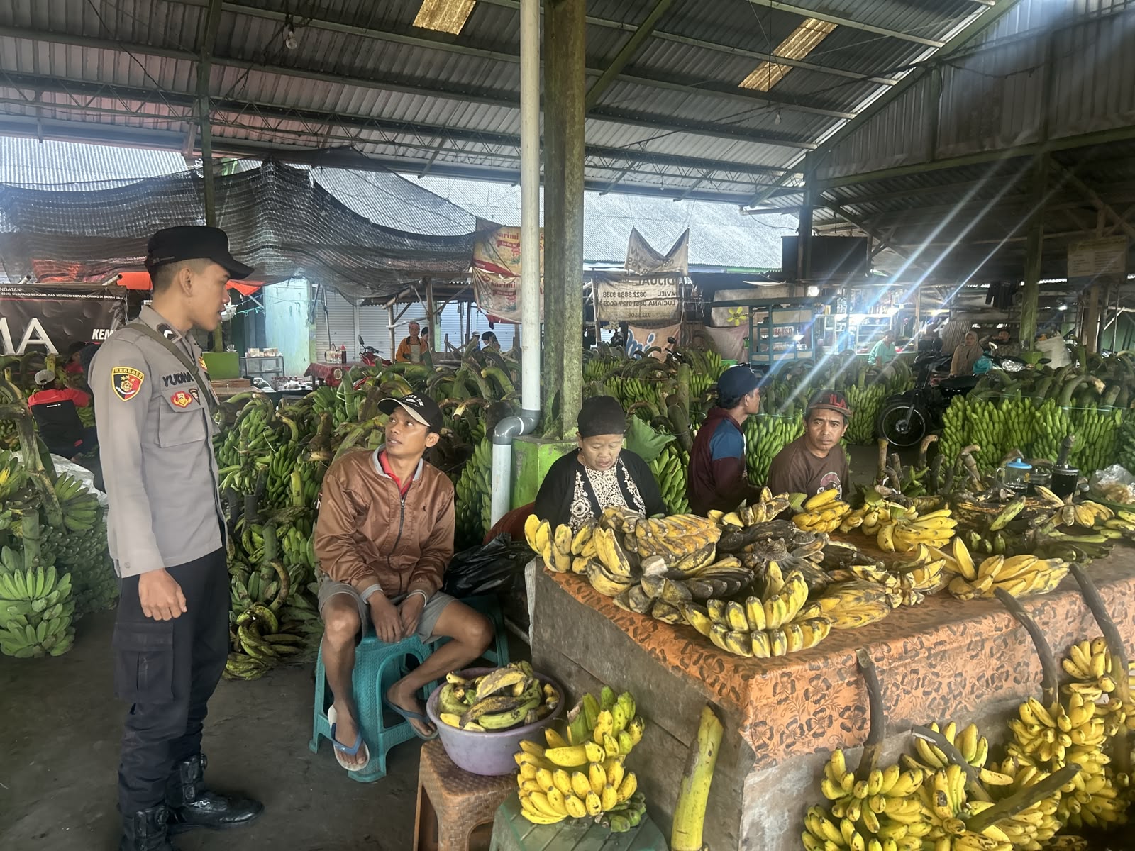 Polsek Ranuyoso Berikan Imbauan Kamtibmas kepada Pedagang Pasar Buah Wates Wetan