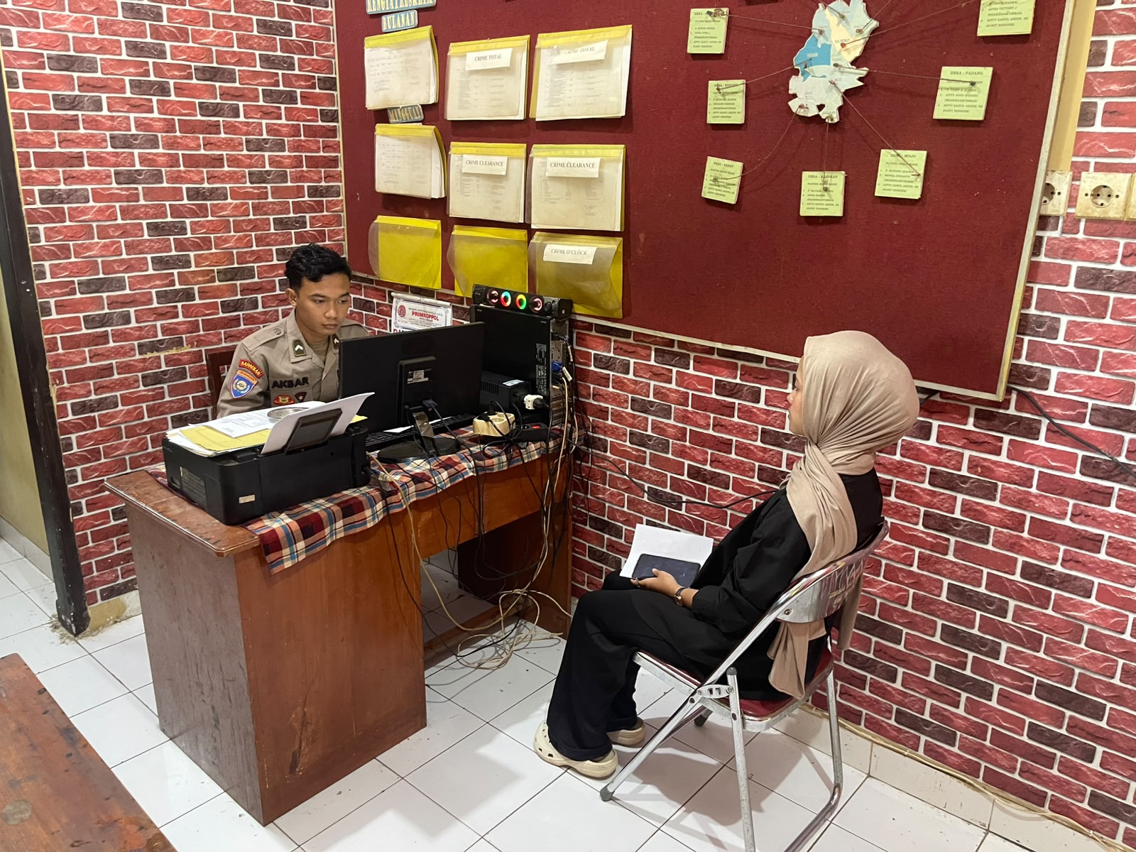 Senyum Sapa Salam Layani Masyarakat Dengan Nyaman, SPKT Polsek Padang Berikan Pelayanan Prima Kepada Masyarakat