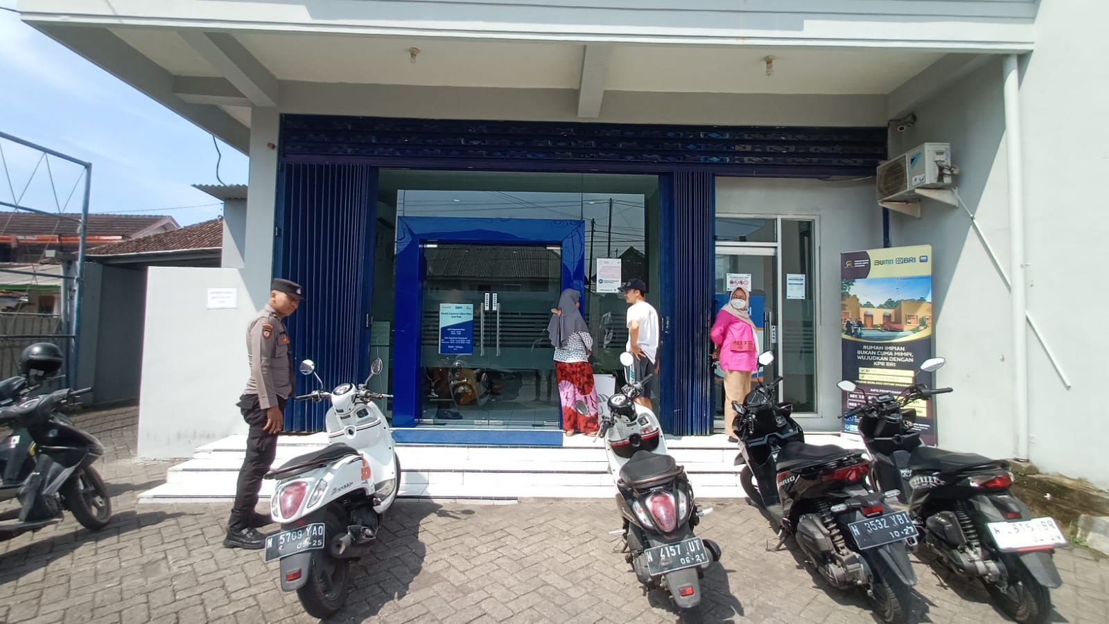 Patroli Dialogis di BRI Unit Tempeh, Polsek Tempeh Perkuat Upaya Pencegahan 3C dan Tingkatkan Rasa Aman Masyarakat