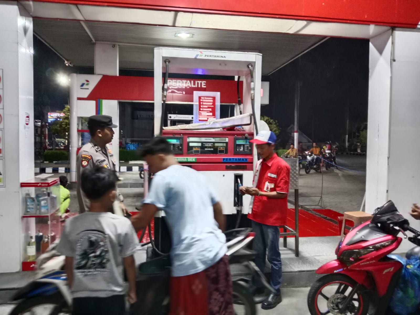 Patroli Dialogis di SPBU Tempeh Lor, Polsek Tempeh Perkuat Pencegahan 3C dan Jaga Kamtibmas Wilayah