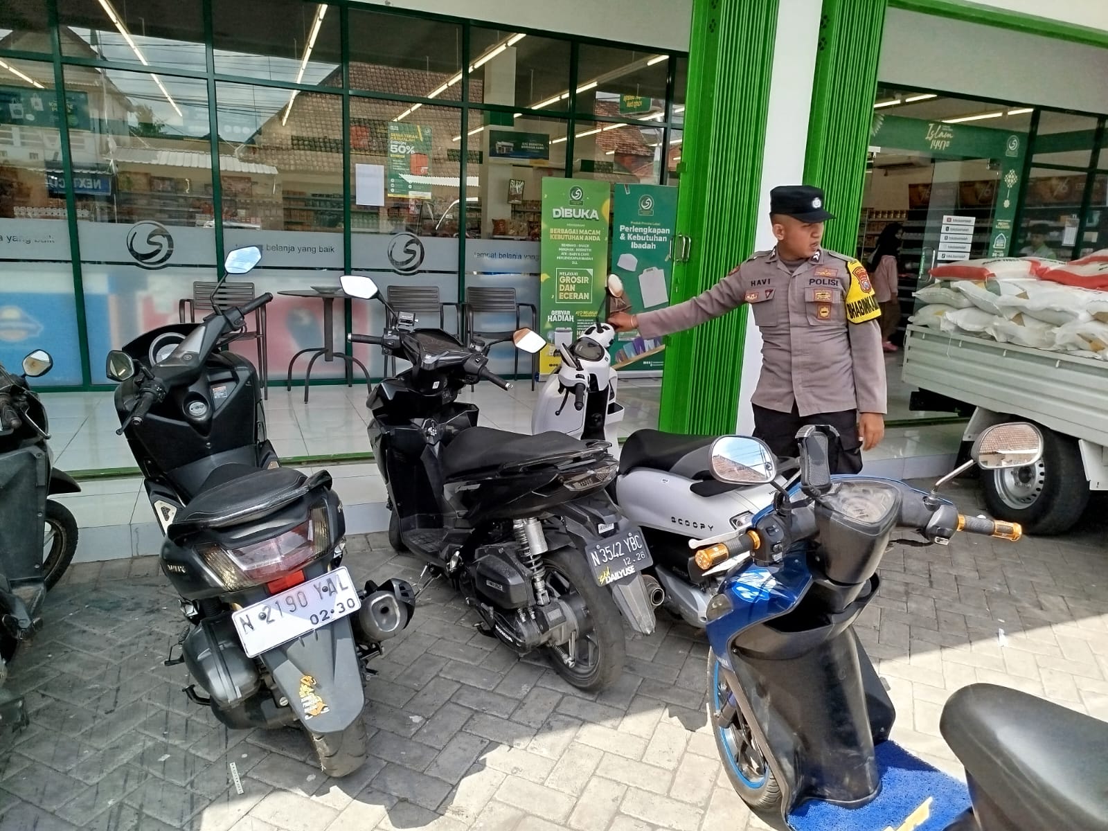 Patroli Dialogis di Pertokoan Modern Desa Pulo, Polsek Tempeh Perkuat Upaya Pencegahan 3C dan Tingkatkan Rasa Aman Masyarakat