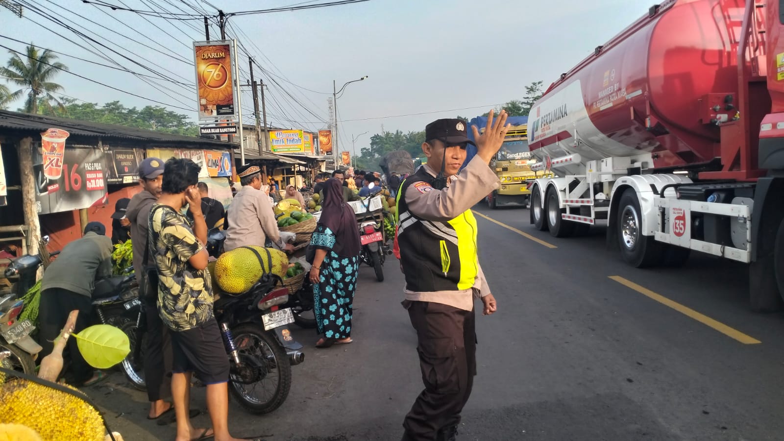 Patroli Poros Pagi di Pasar Buah Wates Wetan Antisipasi Kemacetan