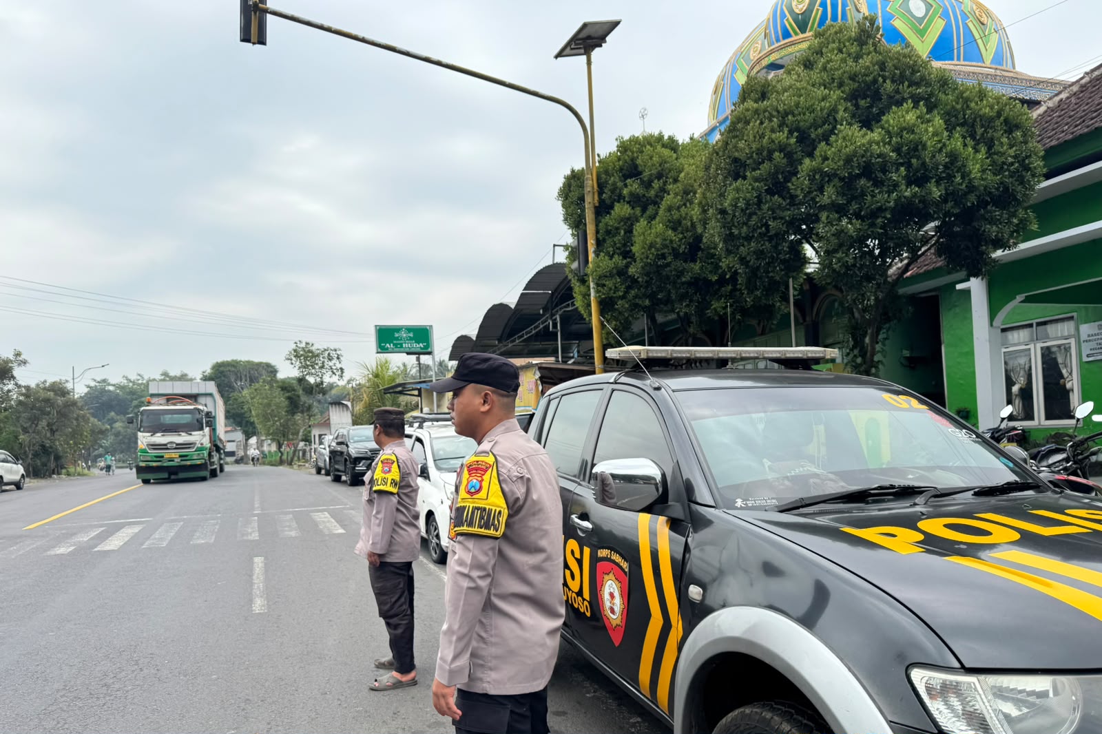 Polsek Ranuyoso Melaksanakan Pengamanan dan Turlalin di Masjid Al Huda Ranuyoso