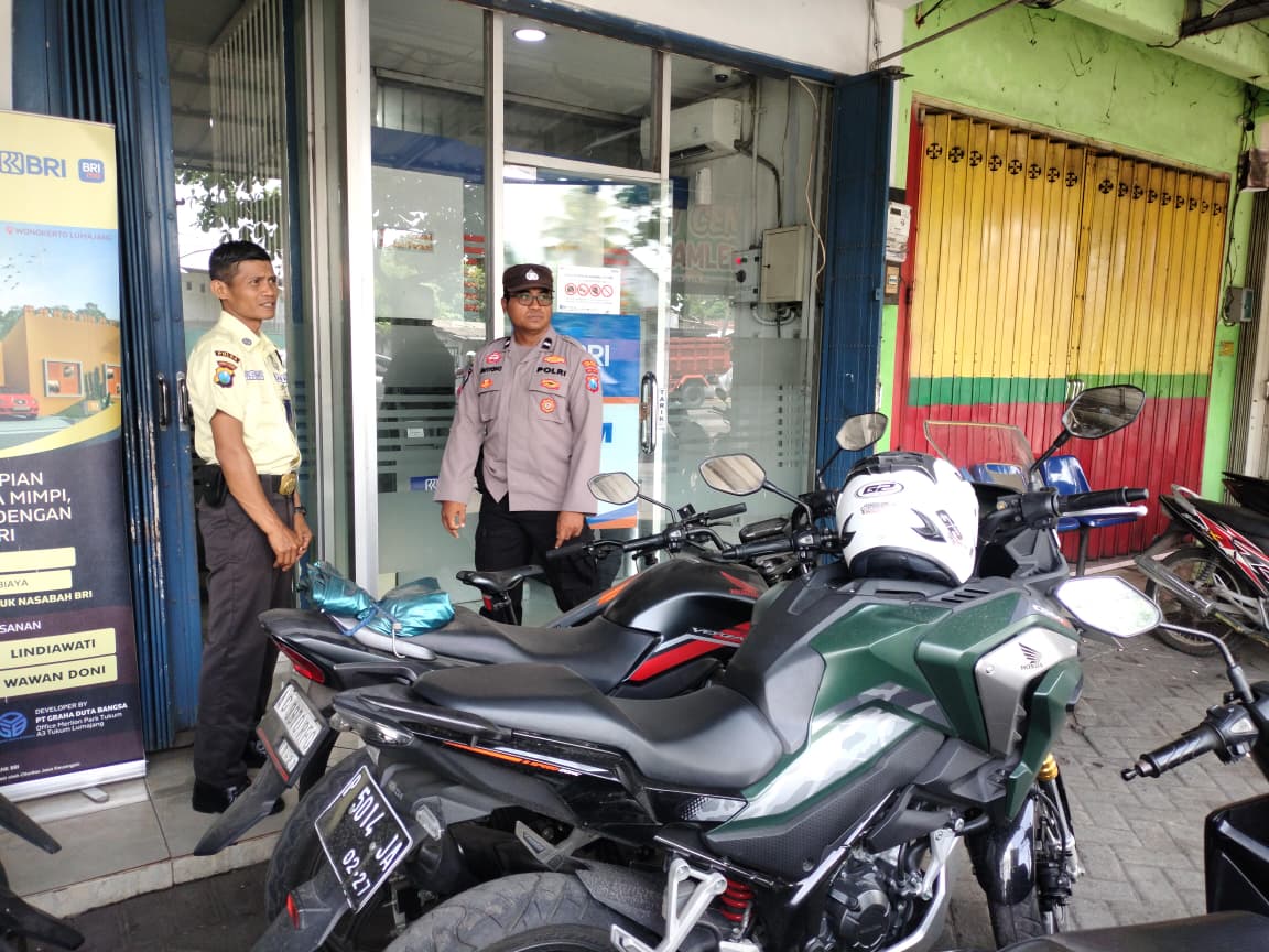 Patroli Dialogis di BRI Unit Tempeh, Polsek Tempeh Tingkatkan Keamanan Kawasan Publik dan Antisipasi Kejahatan 3C