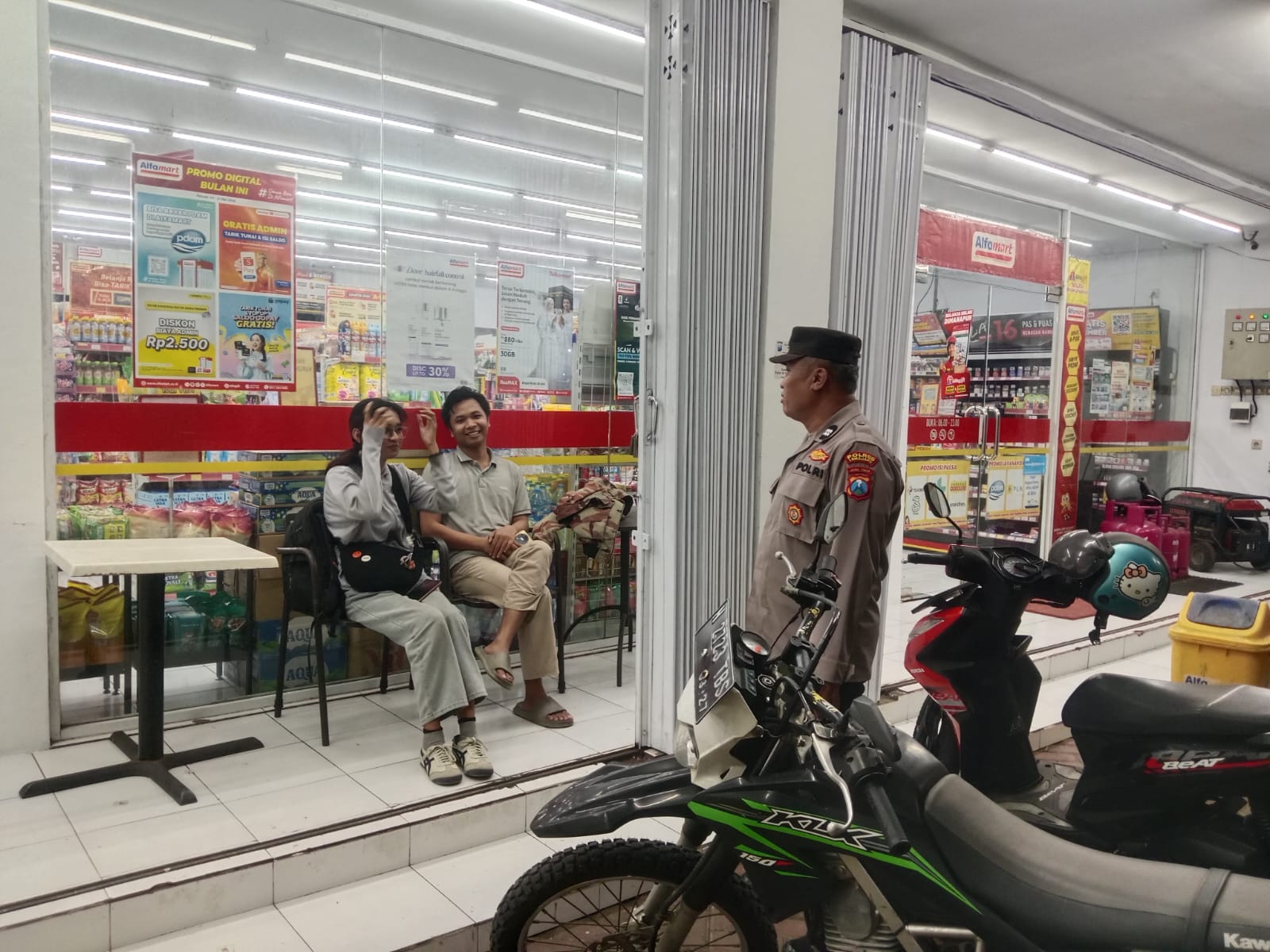 Patroli Dialogis di Pertokoan Modern Desa Pulo, Polsek Tempeh Perkuat Upaya Pencegahan Kejahatan 3C