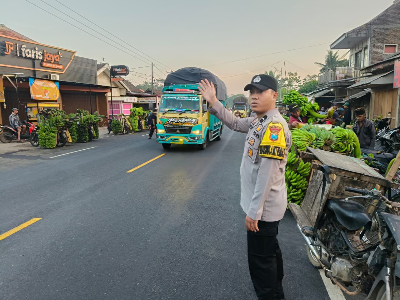 Patroli Pengaturan Arus Lalu Lintas di Pasar Gedang Wates Wetan
